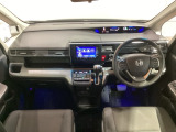 使いやすいレイアウトのダッシュボード周辺です。オートエアコンや小物入れなど嬉しい装備が満載です。