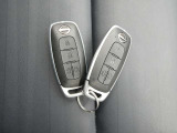持っているだけでドアの開閉やエンジン始動が出来るインテリジェントキーが備わっています。