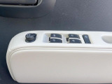 【電動格納ミラー】サイドミラーは電動格納式となっており、狭い駐車場でもキズがつくリスクを抑えられます。