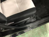 痛みの出やすい運転席シートの角、フロアマット、座面、ともに良好です