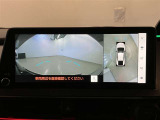 【パノラミックビューモニター】映像で、見づらい車両周辺の確認をアシスト。クルマを真上から見ているような映像を表示。 運転席から確認しにくい車両周囲の状況を把握。