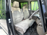 運転席まわりには十分なスペースがあり、大柄な方でもゆったり運転していただける環境です。