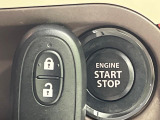 【キーレススタートシステム】カバンやポケットに入れたままでもドアの施錠・解錠が可能なスマートキーを装備。エンジンのオン・オフ時もカギを取り出す必要が無いからとっても便利です♪