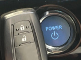【スマートキー】カバンやポケットに入れたままでもドアの施錠・解錠が可能なスマートキーを装備。エンジンのオン・オフ時もカギを取り出す必要が無いからとっても便利です♪