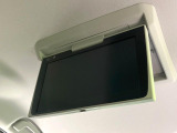 【12.1型フリップダウン】大画面モニターで後席でもエンタメをお楽しみいただけます。家族や友人とお出かけする機会が多い方に大人気です♪