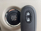【キーレススタートシステム】カバンやポケットに入れたままでもドアの施錠・解錠が可能なスマートキーを装備。エンジンのオン・オフ時もカギを取り出す必要が無いからとっても便利です♪