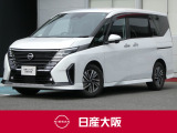 日産大阪UCARS東大阪です。フロントプロテクターとバンパーイルミネーションを装着した、人気のセレナ1.4e-POWERルキシオンがパールホワイトで登場です。ぜひご来店の上現車をお確かめください。