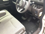 ベンチシート採用で足元もすっきり快適、車内の左右移動しやすい!