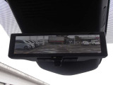 インテリジェント ルームミラーは、車両後方のカメラ映像をミラー面に映し出すので、車内の状況や、天候などに影響されずいつでもクリアな後方視界が得られます。