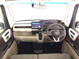 【前方視界】開放的な前方視界!運転がしやすく疲れにくいです♪窓が大きく、見通しがとっても良いおクルマですよ♪