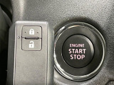 【キーレススタートシステム】カバンやポケットに入れたままでもドアの施錠・解錠が可能なスマートキーを装備。エンジンのオン・オフ時もカギを取り出す必要が無いからとっても便利です♪