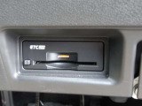 ETC2.0(ビルトインタイプ)搭載。ETC2.0は、お得な料金サービスと運転支援サービス。高速道路から道の駅への一時退出サービスなどなどETC2.0ならではの特典を受けることができます。交通情報もリアルタイムに受信。