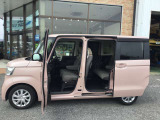 両側パワースライドドアで狭い場所でも乗り降り快適。荷物が多い日でも、ワンタッチで開閉できる。
