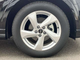 18インチ純正アルミホイール装備 全車両に標準装備の純正アルミホイールは、純正ならではのバランスの良いデザインと、走行安定性をお楽しみ頂けます。
