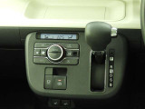 オートエアコンを装備しておりますので、四季を通じて車内を快適な温度に保つことが出来ます!高級感が有りますね!