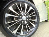 【純正15インチアルミホイール】外観にマッチした純正アルミホイールを装着しております。各種社外アルミホイールや、スタッドレスタイヤも取扱いしております。是非ご相談ください♪