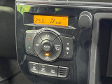 【オートエアコン】一度お好みの温度に設定すれば、車内の温度を検知し風量や温度を自動で調整。暑い&hellip;寒い&hellip;と何度もスイッチ操作をする必要はありません。快適な車内空間には必須の機能ですね♪