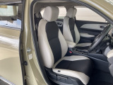 肘掛けとシートヒーター装備のフロントシートで長時間でも快適ドライブ!