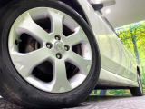【純正16インチアルミホイール】外観にマッチした純正アルミホイールを装着しております。各種社外アルミホイールや、スタッドレスタイヤも取扱いしております。是非ご相談ください♪