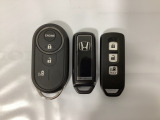 スマートキー付きですからドアロックの開閉およびエンジンスタートが楽々です。電動スライドドアの開け閉めもボタンで操作できます。加えて、純正リモコンエンジンスターター用の操作キーもついています。