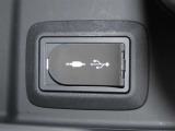 AUXとUSBポートでポータブルオーディオなどの機器を車のオーディオと接続させることができます。