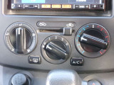 マニュアルエアコン付き車です。ダイヤルを回すだけのシンプルな操作で風量や温度を自分の感覚で素早く調整できます。エアコンをあまり使わない方や、機械操作が苦手な方にもおすすめです。