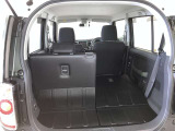 リヤシートを倒すとさらに広い荷室スペース。