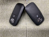 手荷物が多いときでも、スマートキーをバッグやポケットに携帯していれば、キーを取り出すことなくドアの解錠・施錠ができます