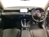 車内は光触媒抗菌消臭施工済です。インパネ周りはスタイリッシュなデザインです。グローブボックスやカップホルダーのほかにトレーなどたくさんの収納スペースが付いています。