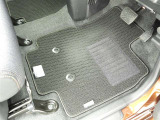 フロアマットも綺麗にクリーニングされています。尚、臭い・汚れ等には個人差がございますので、必ず現車確認下さいませ。