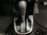 CVT車のセレクトレバーです。低速から高速まで、変速ショックのないスムーズな走りを実現するとともに、エンジン効率のよい領域を維持することで燃費にも貢献します。