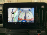 バックモニターで、周辺を確認しながら安心して駐車することができます。※カメラが映し出す範囲は限られています。必ず車両周辺の安全を直接確認してください。