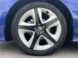 【アルミホイール】外観にマッチしたアルミホイールを装着しております。各種アルミホイールや、スタッドレスタイヤも取扱いしております。是非ご相談くださ