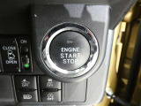【プッシュスタート】スマートキーを携帯して、ブレーキを踏みながらスタートスイッチを押すだけでエンジンがかけられます。