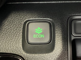 ECON モードをON にするとアクセルペダルの動きに対するエンジンの反応とエアコンの制御を切り換えることで、燃費のいい運転をするドライバーがペダルを踏んだ時と同じようにエンジンを制御します。