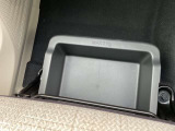 助手席下部にサンダル等小物が入るシートアンダートレー収納BOXが有ります。
