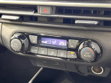 【オートエアコン】一度お好みの温度に設定すれば、車内の温度を検知し風量や温度を自動で調整。暑い&hellip;寒い&hellip;と何度もスイッチ操作をする必要はありません。快適な車内空間には必須の機能ですね♪