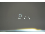 運転手の目の前のガラスにスピードメーター等を表示してくれるヘッドアップディスプレイ。視線の移動が少なくてすむので運転に集中できます。