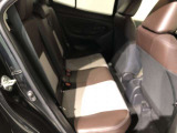 【後部座席】も当然、綺麗・清潔に仕上げております。内装の綺麗なお車は気持ちが良いですし、コンディションのいい車が多いです。これもオススメの1台です。