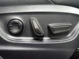 パワーシート&電動ランバーサポート付き!ランバーサポート機能では腰部の張り出し量調整ができます。腰部とシートの隙間をなくすことでしっかり身体を支え、長時間運転時の疲労軽減をサポートします。