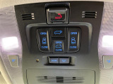 【両側パワースライドドア/パワーバックドア】ボタン一つで乗り降りラクラクです!両手に荷物を抱えている状態でもボタンを押せば自動で開閉するので、お買い物やお出かけの際にはとっても重宝します!