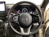 ハンドルにHondaセンシング系のクルーズコントロールやレーンキープアシストなどのスイッチと、オーディオの操作スイッチが装備されています。ハンドルから手を離さず安全に操作できます。