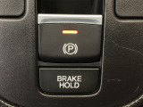 指先の操作でパーキングブレーキの「作動と解除」が行うことができる装備。ブレーキペダルから足を離しても停止し続けてくれるオートブレーキホールド機能。信号待ちなどの際には便利。ECO運転で低燃費走行♪