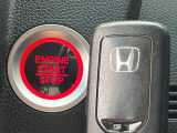 【Hondaスマートキー】カバンやポケットに入れたままでもドアの施錠・解錠が可能なスマートキーを装備。エンジンのオン・オフ時もカギを取り出す必要が無いからとっても便利です♪