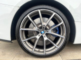 ●純正20インチアルミホイール:輸入車ならではの卓越した走りを支えるホイールと足回りです!日本車の走りに慣れている方にもぜひ体感して頂きたいほど、高いレベルでまとまっています!