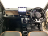 車内は光触媒抗菌消臭施工済です。スタイリッシュなデザインで暖かみのあるインパネ周りを演出します。グローブボックスやカップホルダーのほかにトレーなどたくさんの収納スペースが装備されています。