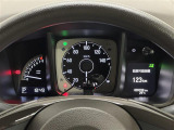 【メーターまわり】ドライバーから見やすい位置にあって安全運転に寄与します。マルチインフォメーションディスプレイでは、クルマに関する情報の確認はもちろん、各種安全機能・装備のON/OFFも設定可能。