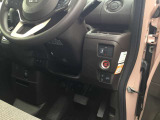 運転席からスライドドアの開閉も可能。足元のペダルもシンプルで使いやすい。
