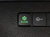 ★ECONスイッチ★ エコドライブを加速しよう!スイッチをONにすると、運転の仕方によるロスを抑え込み燃費をよくするようクルマが頑張ります(*^ー^*)燃費向上にチャレンジ♪