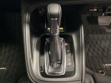 CVT車のセレクトレバーです。低速から高速まで、変速ショックのないスムーズな走りと、エンジン効率のよい領域を維持して燃費にも貢献します。